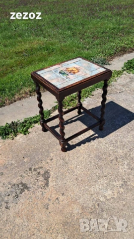 Малка помощна масичка с плочки