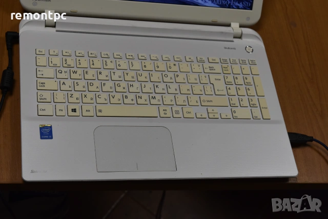 Toshiba Satellite L50-B-1M7 15.6 инчов бял лаптоп I3 4005U 6 GB DDR3 SSD батерия зарядно, снимка 2 - Лаптопи за работа - 55123833