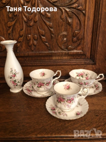 Два чаени и кафени комплекта Royal Albert с деликатен флорален мотив. Чашите и чинийките са в добро 