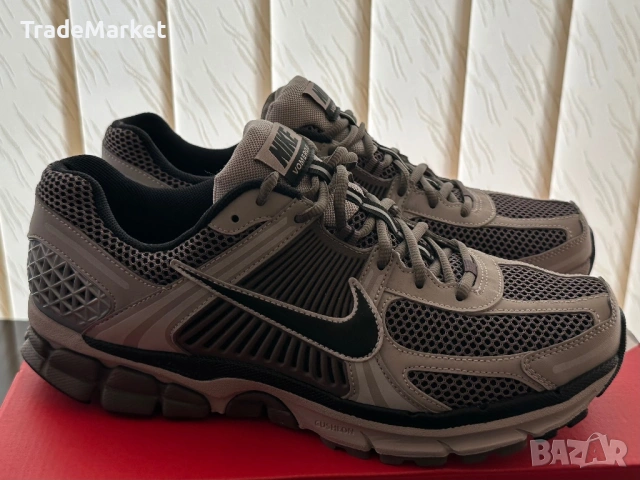 НОВИ Nike Zoom Vomero 5 College Grey/Black-Cave Stone 44.5, снимка 2 - Маратонки - 53975327