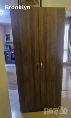 Продава се запазен гардероб