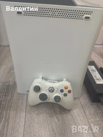Запазен Xbox 360 с джойстик и захранване, снимка 2 - Xbox конзоли - 53958934