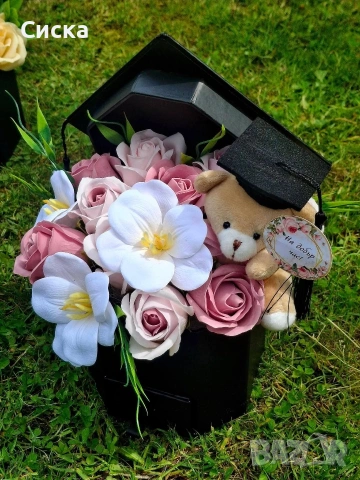 Сапунени цветя от пластичен сапун в кутия с шапка и чекмедже👨‍🎓
, снимка 3 - Подаръци за жени - 54558747