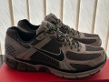 НОВИ Nike Zoom Vomero 5 College Grey/Black-Cave Stone 44.5, снимка 2