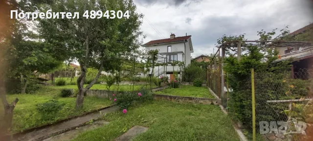 Продавам масивна двуетажна къща с двор