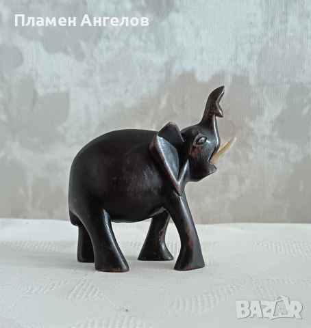 Ръчно резбована африканска фигурка на слон. Масивно дърво и кост. 