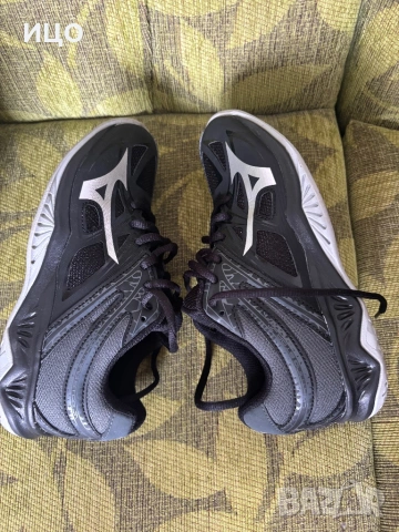 Детски маратонки за зала Mizuno , снимка 3 - Маратонки - 54264946