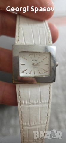 Дамски кварцов часовник с бяла каишка