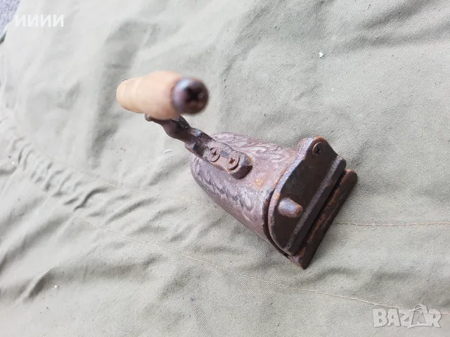 Малка ютия с плочка, снимка 2 - Антикварни и старинни предмети - 55420005
