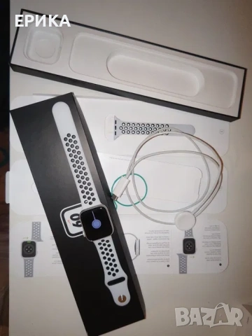 Apple Watch SE v3 44mm Nike Limited Edition M/L Pure Platinum, снимка 2 - Смарт гривни - 53972130