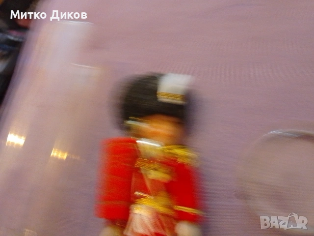 колекционерска кукла сувенир на британски гвардеец (Queen's Guard) 16 см нов Flag Officer, снимка 5 - Декорация за дома - 54957185