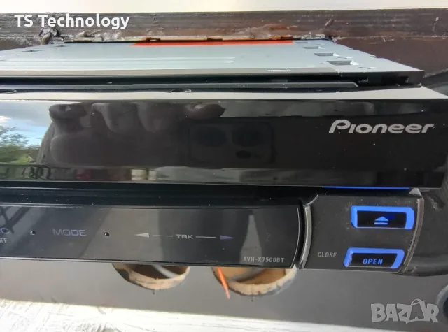 Мултимедия Pioneer AVH-X7500BT с изскачащ екран – Отлично състояние, снимка 4 - Навигация за кола - 55302578
