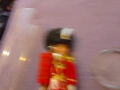 колекционерска кукла сувенир на британски гвардеец (Queen's Guard) 16 см нов Flag Officer, снимка 5