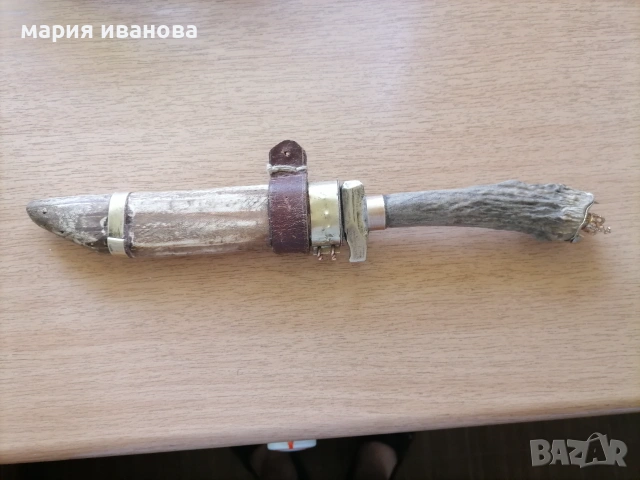 Стар ловен нож с дръжка от рог с украса 