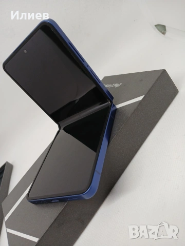 Samsung Galaxy Z Flip 7 (512GB) – Син. С лека козметична забележка в ъгъла, снимка 4 - Samsung - 55176280