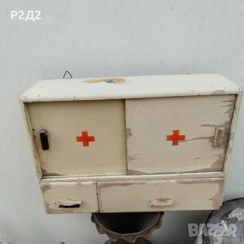 стара дървена аптечка