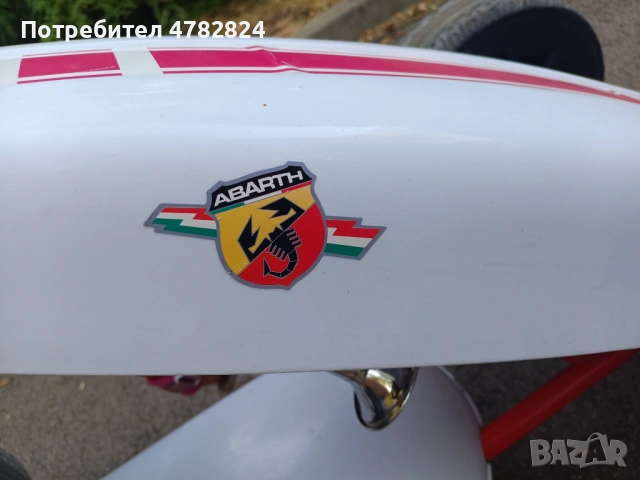 ABARTH Пластмасова картинг кола с педали, бяла + подарък розова каска, снимка 5 - Детски велосипеди, триколки и коли - 54033171