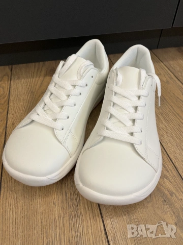 Бели боси маратонки