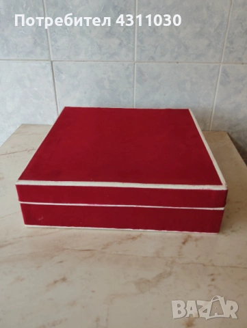 Нови кристални чаши в червена кадифена кутия от 80-те години, снимка 4 - Сервизи - 54203941