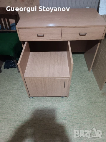 Продавам бюро с табуретка