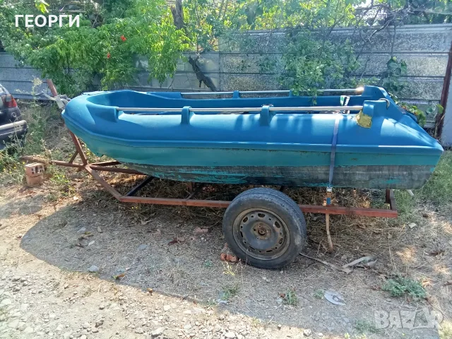Продавам лодка със колесар
