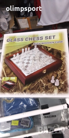 Шах със стъклени фигури - мат и гланц.   Размер 25 Х 25, цена дървена кутия