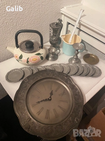 Калаени старинни предмети, часовник, свещник, чайник, подложки за чаши