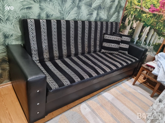 Голям диван-легло с декоративни елементи във версаче стил. 