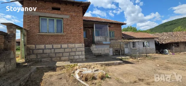 Къща с жилищна пристройка, равен двор и стопански постройки в с. Острица, снимка 6 - Къщи - 55393223