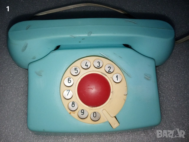 Стара играчка телефон