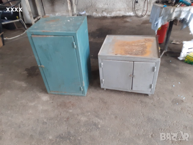 Продавам два метални шкафа 