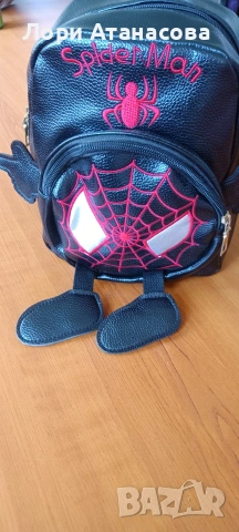 Малка дамска чанта в правоъгълна форма, с декоративна паяжина