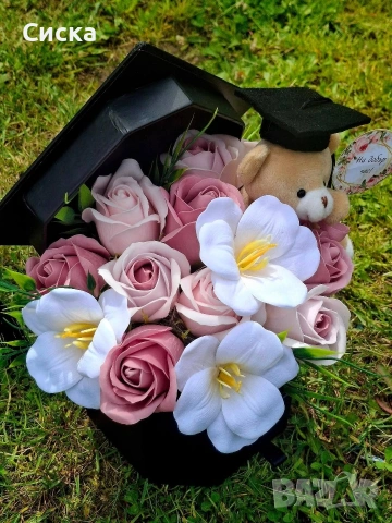 Сапунени цветя от пластичен сапун в кутия с шапка и чекмедже👨‍🎓
, снимка 2 - Подаръци за жени - 54558747