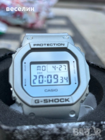 Чисто НОВ мъжки часовник Casio G-Shock DW-5600FF-8ER