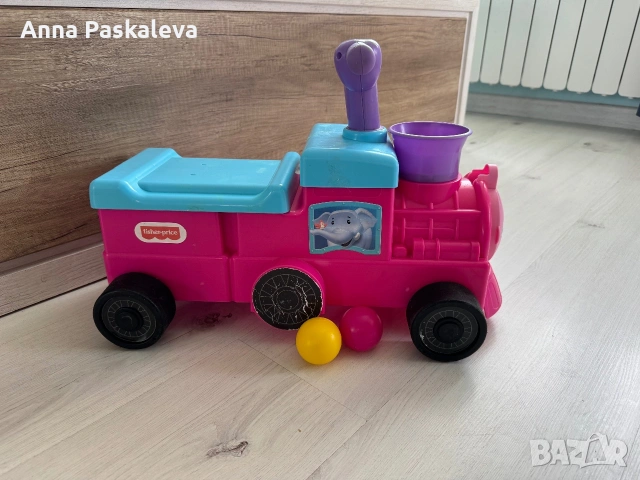 Влакче за бутане с крака на Fisher Price
