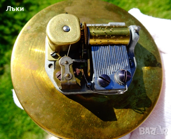 Медна поставка за бутилка,музикална латерна Reuge. , снимка 2 - Антикварни и старинни предмети - 54526582