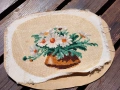 Винтидж гоблен (needlepoint) с бродиран букет от маргаритки във ваза, датиращ от 60-те или 70-те год, снимка 4