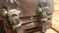Стара дамска чанта от кожа с метални орнаменти, снимка 2