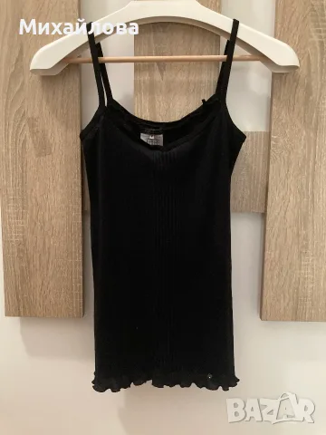 Черен топ на Guess, размер М, снимка 2 - Потници - 55496369