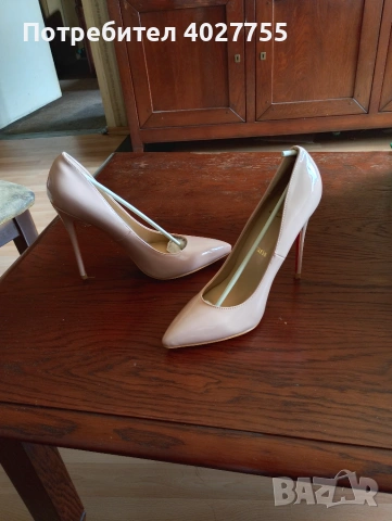 Обувки от естествена кожа лак. Christian Louboutin Paris. 38 номер чисто нови 