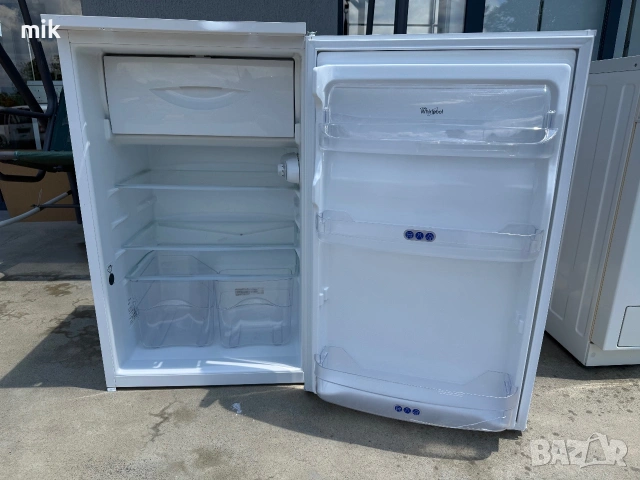 Малък хладилник с камера Whirlpool