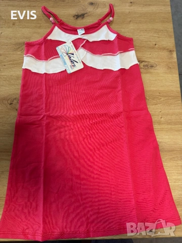 Красива детска рокля с презрамки, украсена с мъниста топчета 