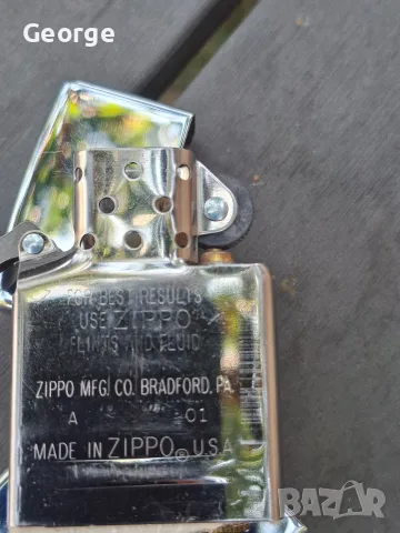 Метална ветроустойчива запалка Zippo, която носи логото на популярния германски вестник Bild.