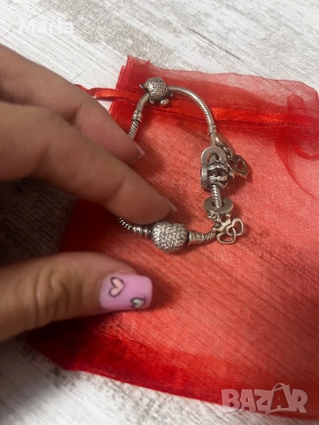 Оригинална гривна Pandora с талисмани – отлично състояние, снимка 2 - Гривни - 54731872
