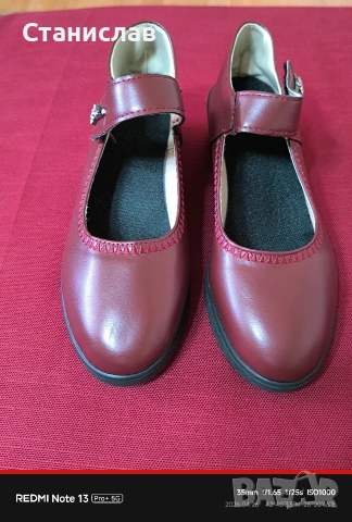 Червено дамски обувки 