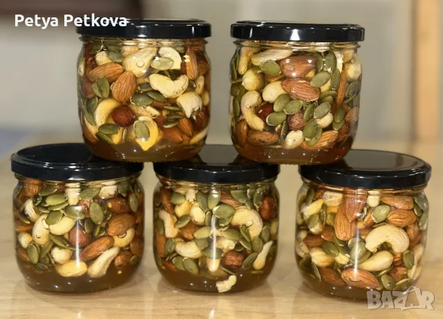 Домашен мед със сурови ядки