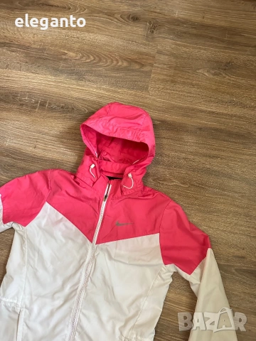 Дамска ветровка Nike Vapor Light Windrunner Jacket , S размер, снимка 3 - Якета - 54654193