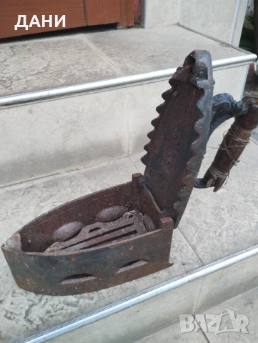 Стара чугунена ютия на жар или въглища, снимка 2 - Антикварни и старинни предмети - 54052027