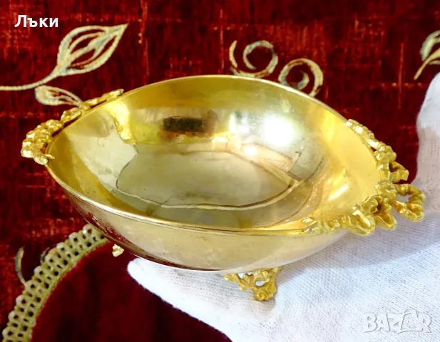Позлатена купичка за ядки,на крачета. 