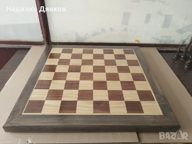 Шах дъска с фурнир орех ясен с рамка от масив и комплект фигури. 